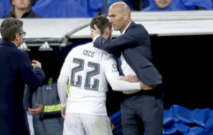 HLV Zinedine Zidane và cậu học trò Isco.