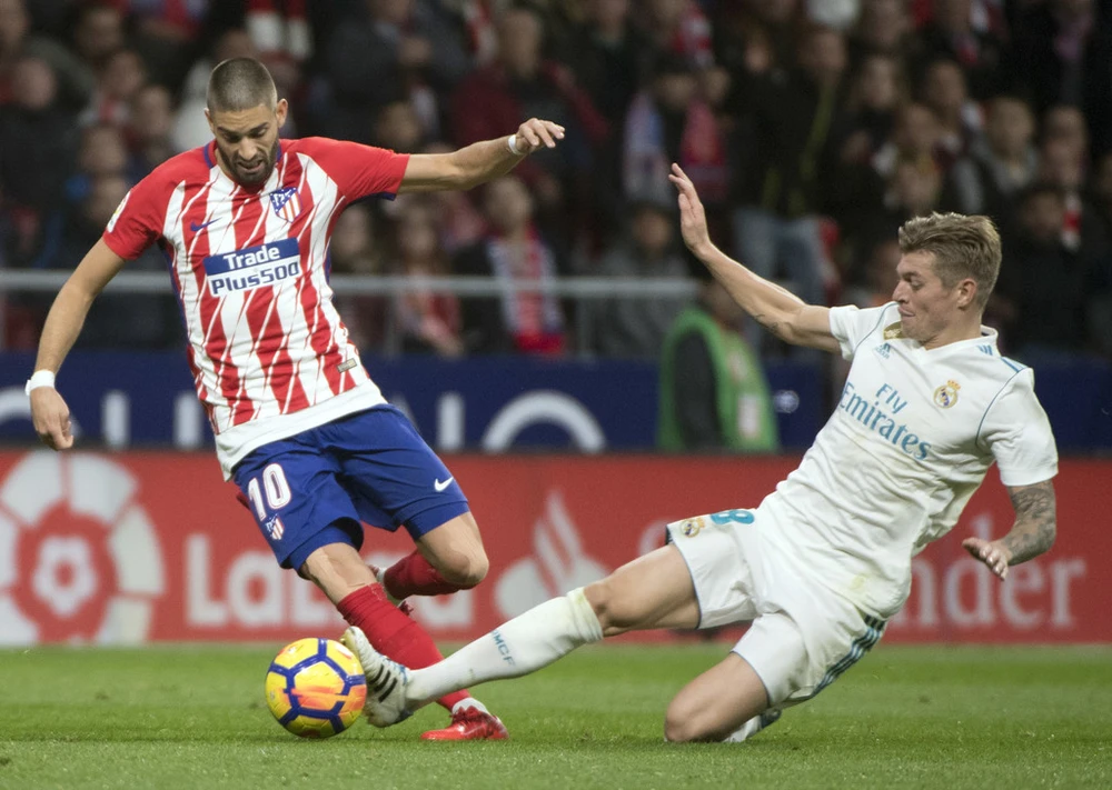 Yannick Ferreira-Carrasco (trái, Atletico Madrid) tranh bóng với Toni Kross (Real).