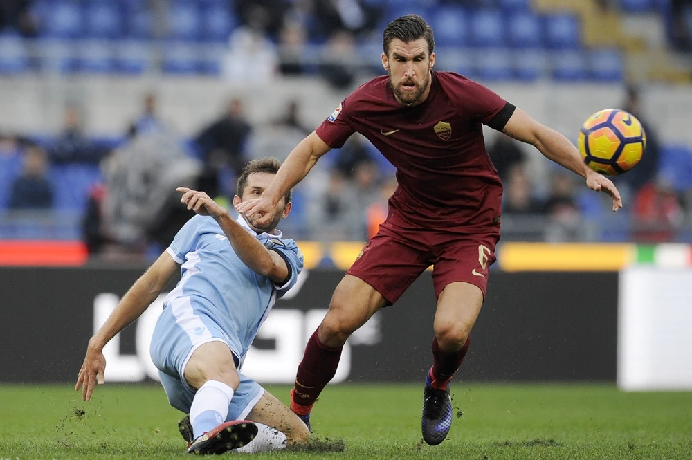 Senad Lulic (Lazio) phá bóng trước Kevin Strootman (AS Roma) 