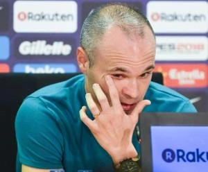 Iniesta rơi nước mắt trong buổi họp báo.