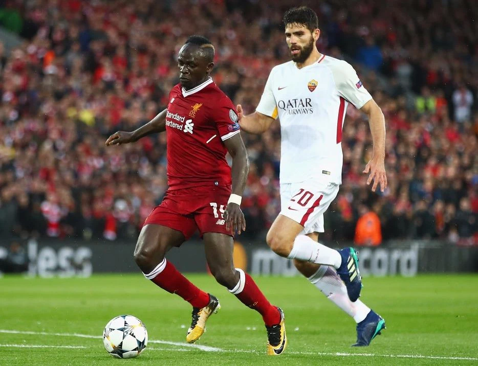 Sadio Mane (trái, Liverpool) thoát qua hàng thủ Roma ở lượt đi.