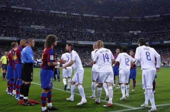 Barca đã xếp hàng chào đón nhà vô địch Real Madrid năm 2008.