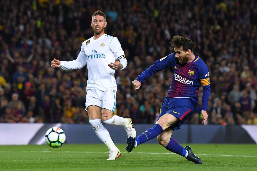 Leo Messi (phải, Barcelona) trong trận gặp Real Madrid.