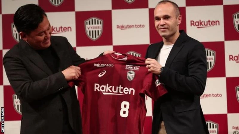 Iniesta giới thiệu chiếc áo Vissel Kobe ở Tokyo.