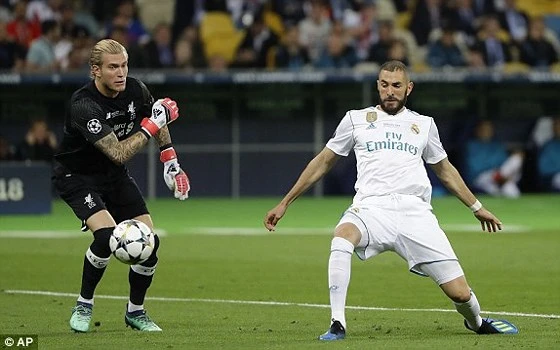 Loris Karius vụng về ném bóng vào chân Karim Benzema.