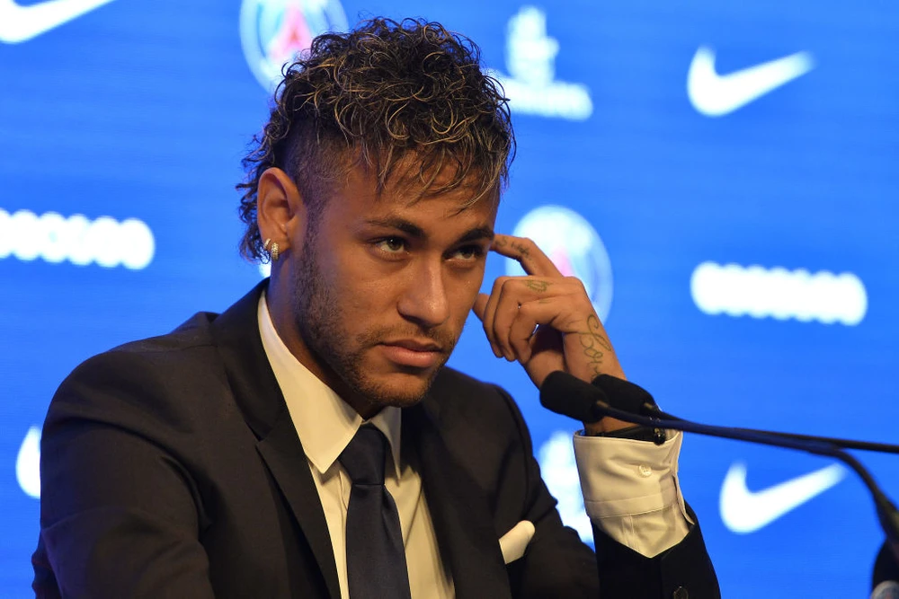 Neymar không có được nụ cười trong buổi họp báo.