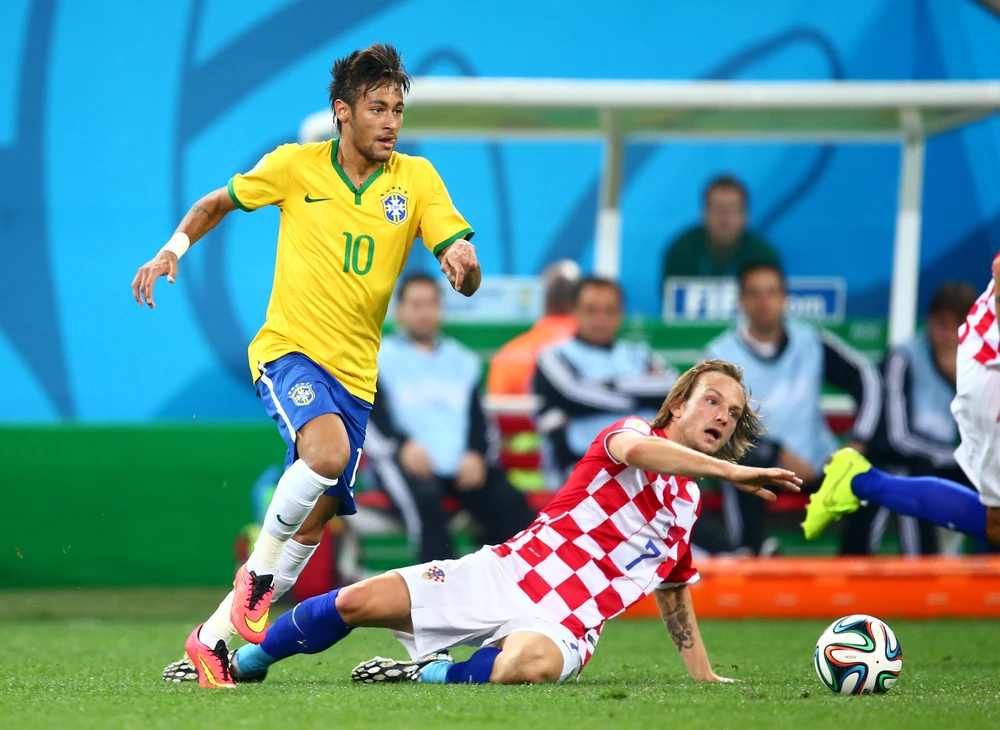 Neymar (trái, Brazil) tranh bóng vơi Ivan Rakitic (Croatia)