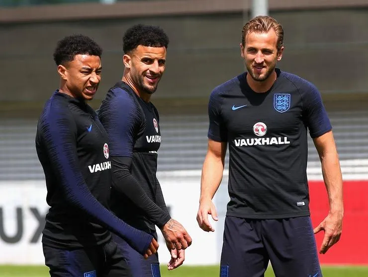 Kyle Walker (giữa) trên sân tập tuyển Anh cùng Harry Kane và Jesse Lingard.