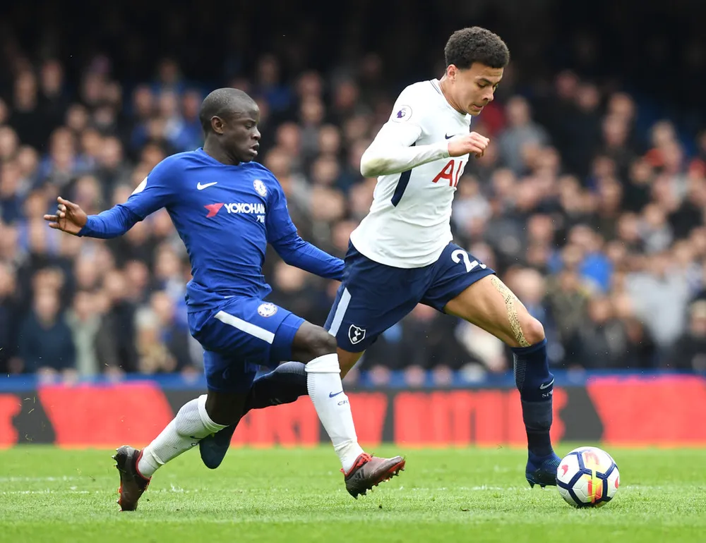 Dele Ali (phải, Tottenham) đi bóng trươ`1c N'Golo Kante.