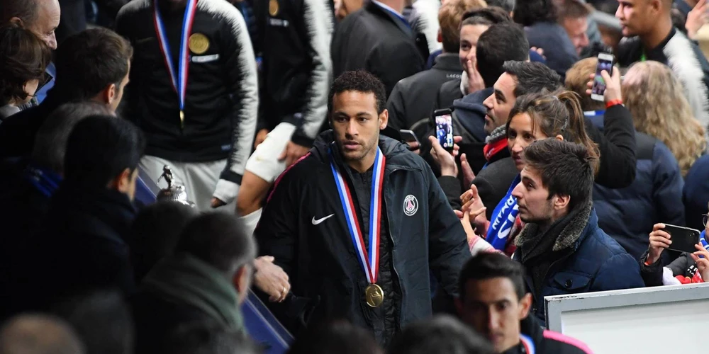 Neymar lãnh án treo giò vì tát CĐV