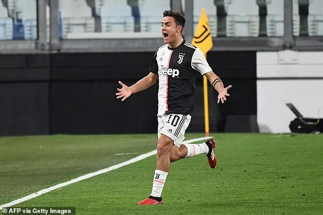 Paulo Dybala ăn mừng bàn thắng trước khán đài trống trơn