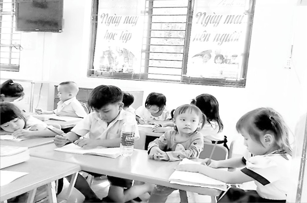 有的學生在上課時還要帶上小弟妹邊學習邊看顧。