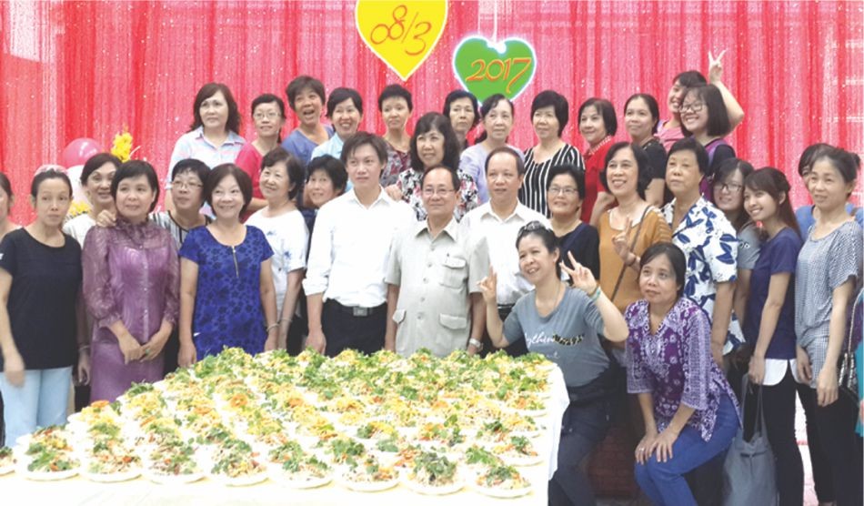 校委與華文班的老師合照。