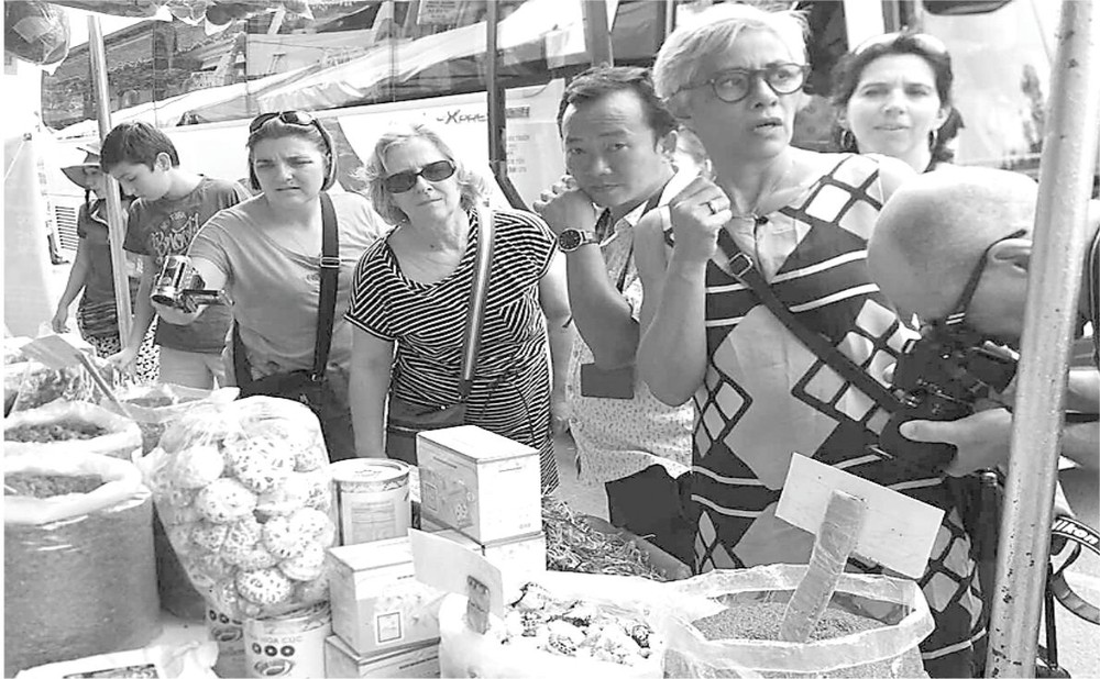 外國遊客參觀藥材展銷。