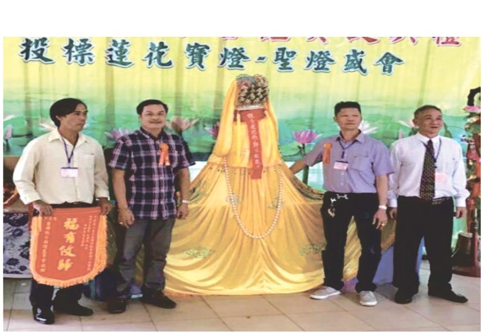 陳昶霖(左二)投得觀音袍-金花-大香。