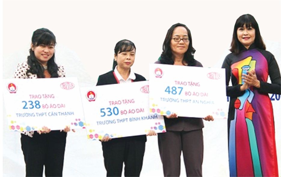 蔡俊公司推廣學生穿長衫運動