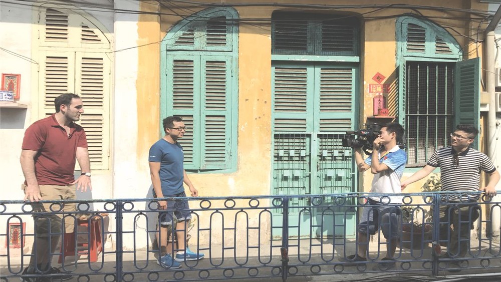 VTV4 拍攝組在豪仕坊內拍攝。