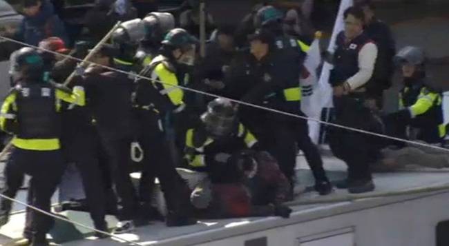 朴槿惠被彈劾下台，韓防長要求全軍嚴陣以待消除民眾不安 ảnh 1