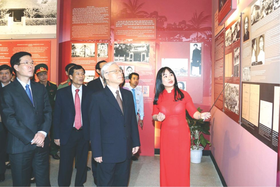 阮富仲總書記在觀展。