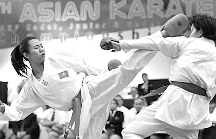 越南選手阮氏頑（左）在比賽中。