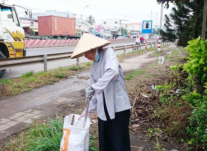 五年在國道上撿垃圾