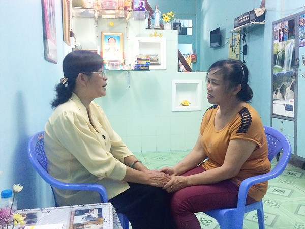 范瓊鸞（右）正在慰問街區內民眾。