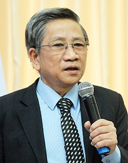 新普通教育計劃總主編阮明說教授主持會議并公佈新普通教育計劃草案。（圖片來源：互聯網）