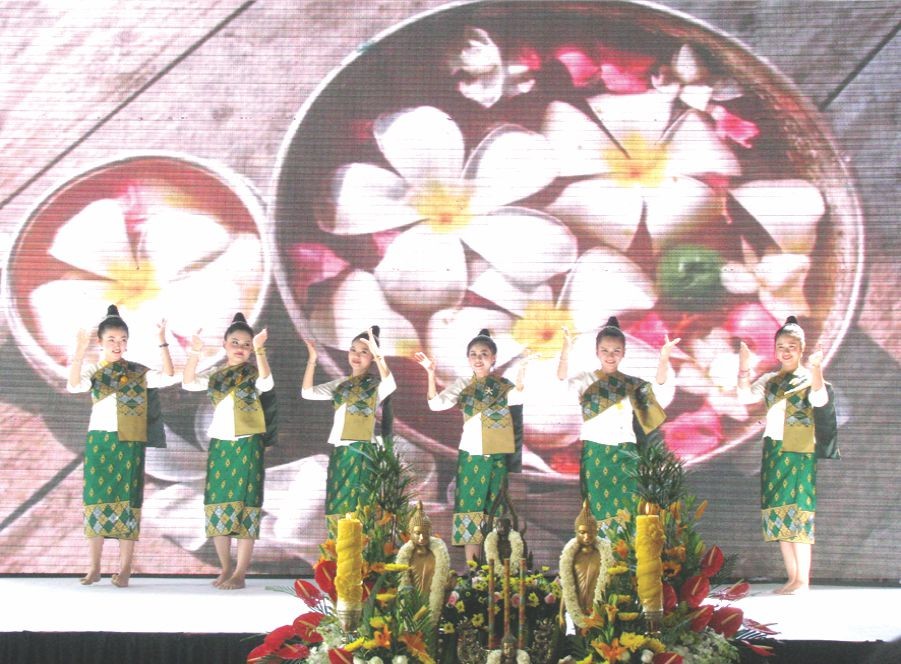 老撾大學生演出的舞蹈節目。