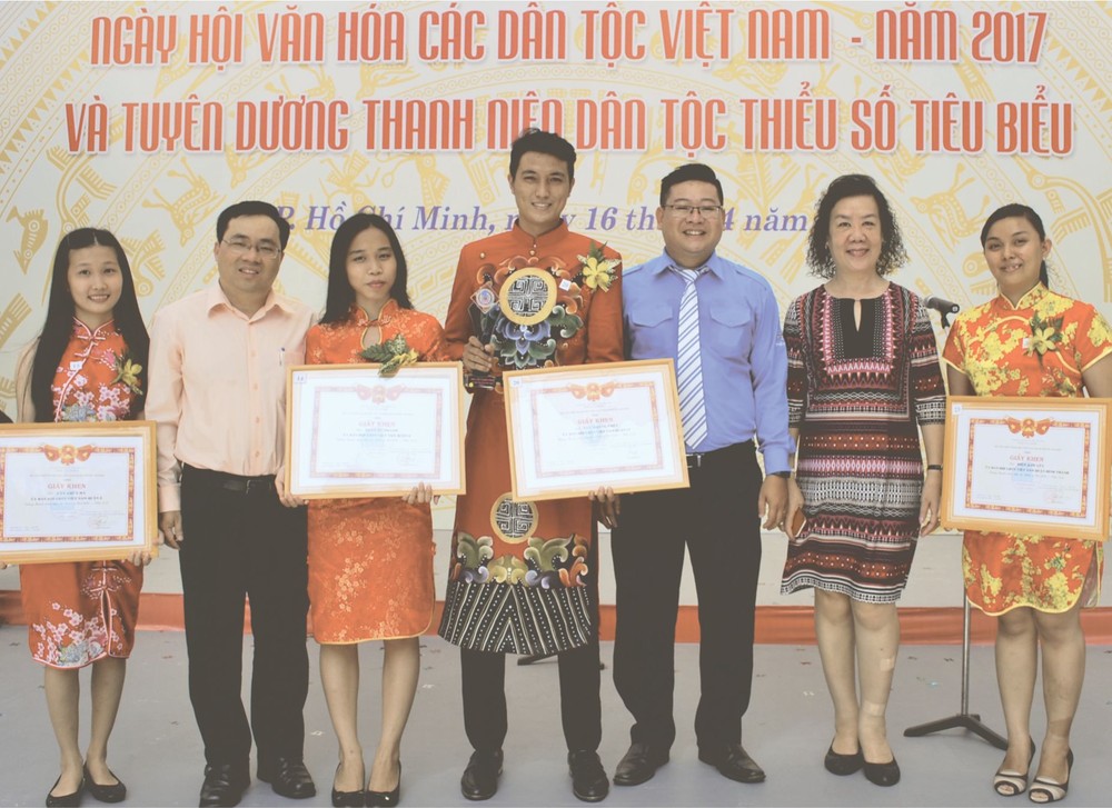 各位幹部與華人優秀青年合照。