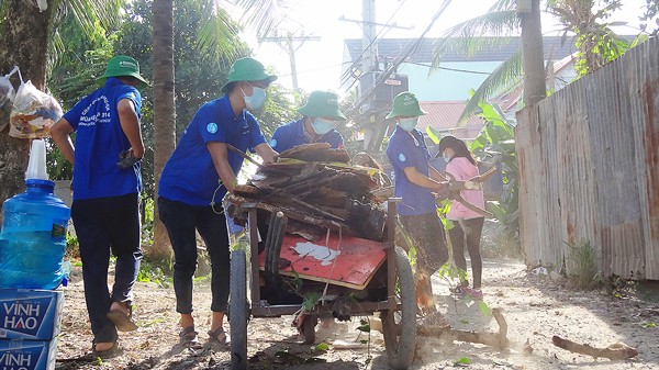 守德郡的年輕人合力整理衛生，改善環境。