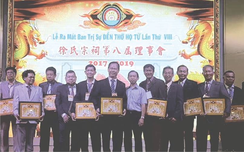 理事會向來賓行見面禮。