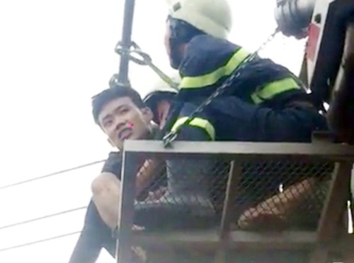 在電線上行走青年被救