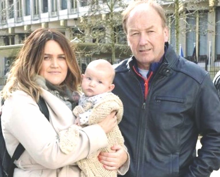 哈維與外公和母親。（圖片來源：互聯網）