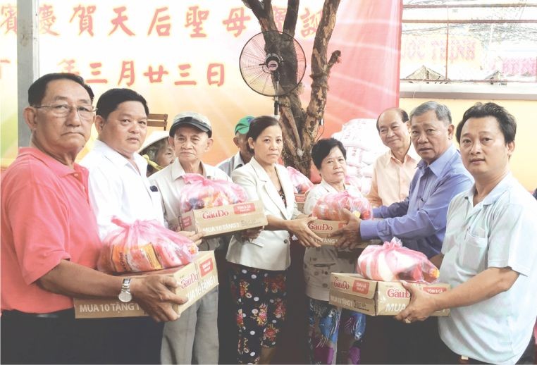 各位理事向貧戶贈送禮物。