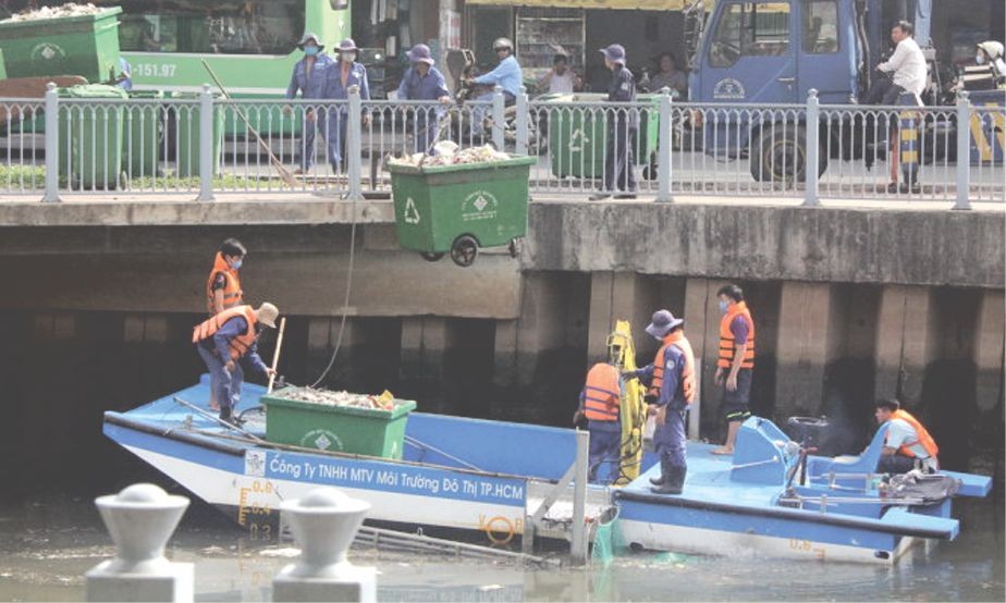 資源與環境部門在饒祿-氏藝涌打撈死魚。