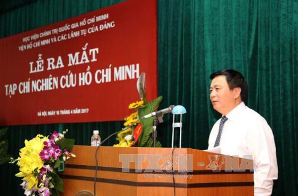 黨中央委員、胡志明政治學院院長阮春勝教授、博士代表學院黨委、學院委員會向《研究胡志明雜誌》編輯部、共事員隊伍和眾多讀者予以祝賀。