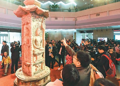 4月16日，在山西博物院，參觀者 在觀賞鄧峪石塔。（圖片來源：新華網）