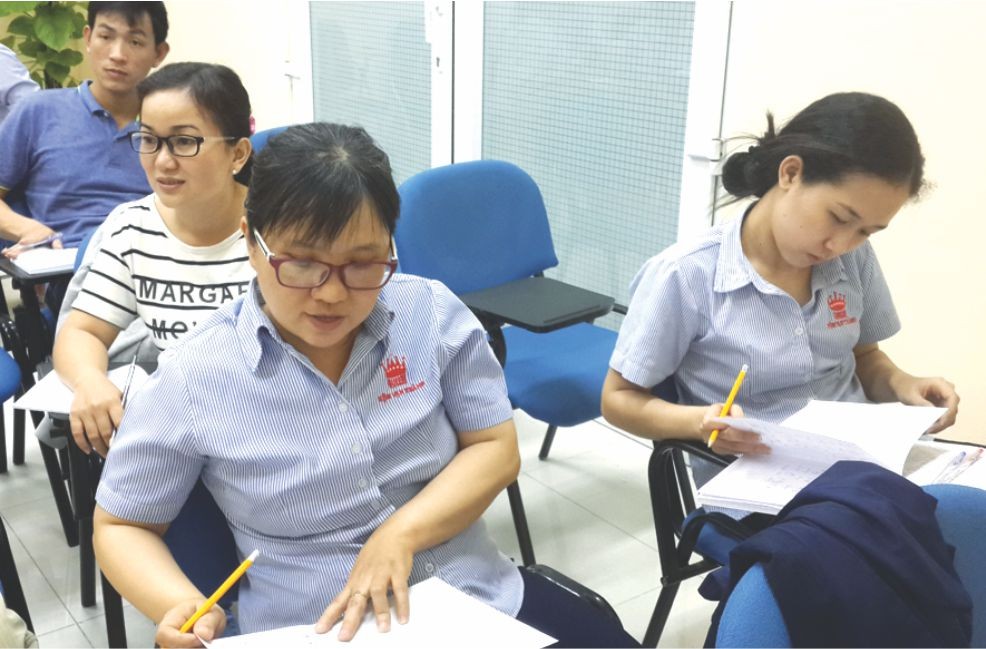 萬成公司員工正在學習華文會話班。