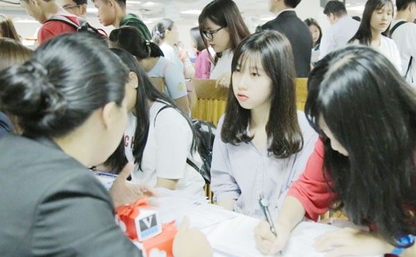 考生向招生業務組了解招生資訊。（圖片來源：互聯網）