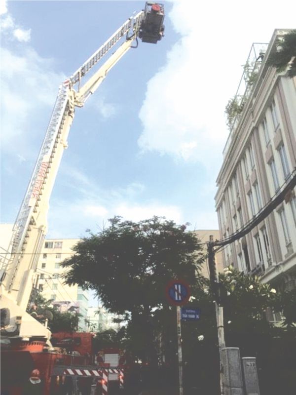 消防雲梯車趕抵現場砸破了該住房側面的玻璃門以開展滅火工作營救了11人。（圖片來源：互聯網）