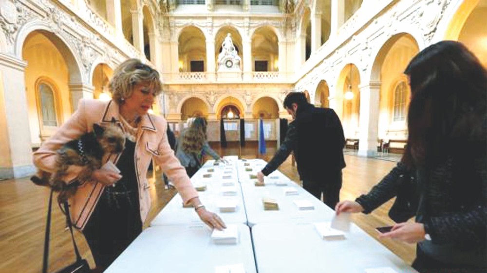 法國總統大選首輪投票正式開始，民眾參加投票。（圖片來源：互聯網）