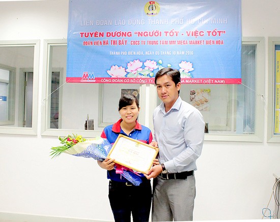 何氏七接受市勞動聯團代表頒發的獎狀和紀念品。（圖源：SGGP）