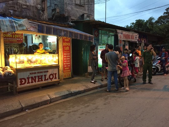 訂利金舖主理人呈報被搶劫案件現場。（圖源：互聯網）