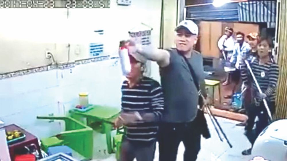 1名歹徒用胡椒噴霧器攻擊導致多人暈倒。