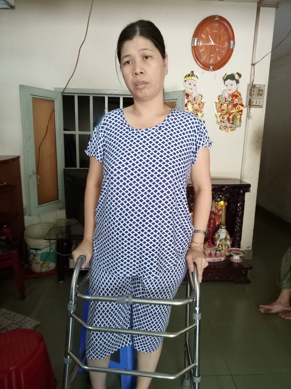 郭氏梅二度施手術，如今才可以站立。