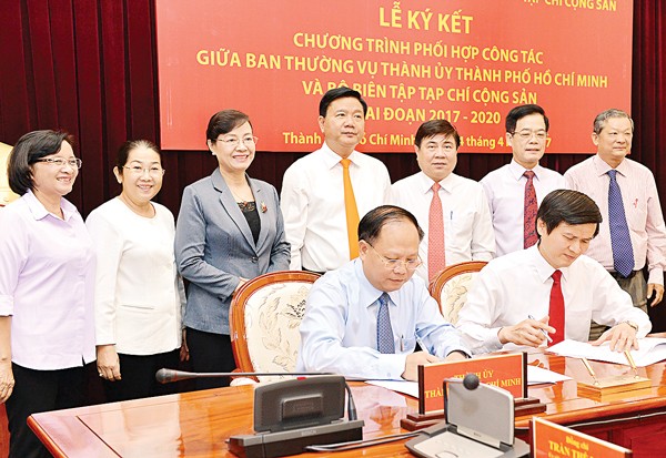 市委常務委員會與《共產主義雜誌》編輯部簽署了合作協議。（資料圖來源：越勇）