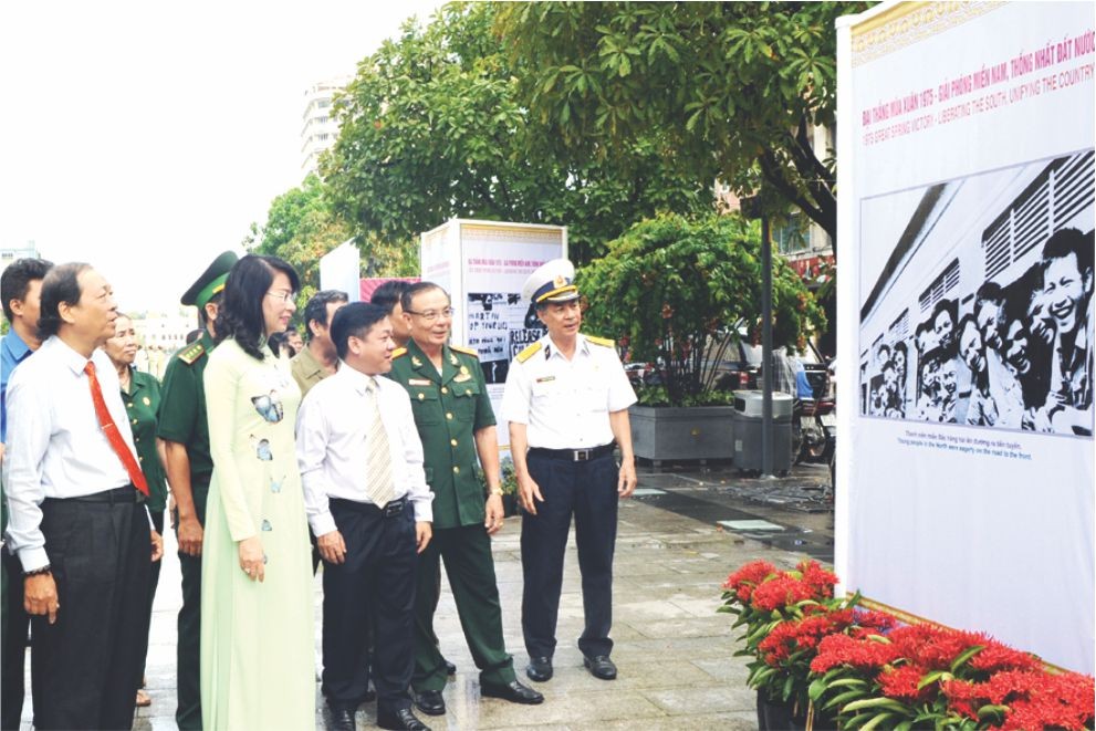 市領導和各代表正在參觀圖片展。