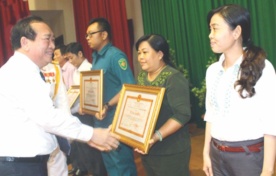 對徵召入伍工作作出重大貢獻的36個集體和20個家庭戶也獲市人委會頒發獎狀。