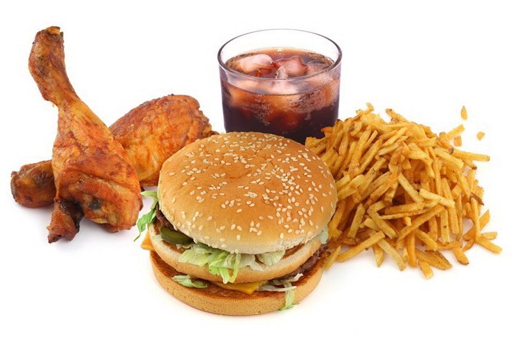 常吃炸雞、速食，攝入過多飽和脂肪，是可能導致孩子“迫切長大”的因素之一。（示意圖來源：互聯網）