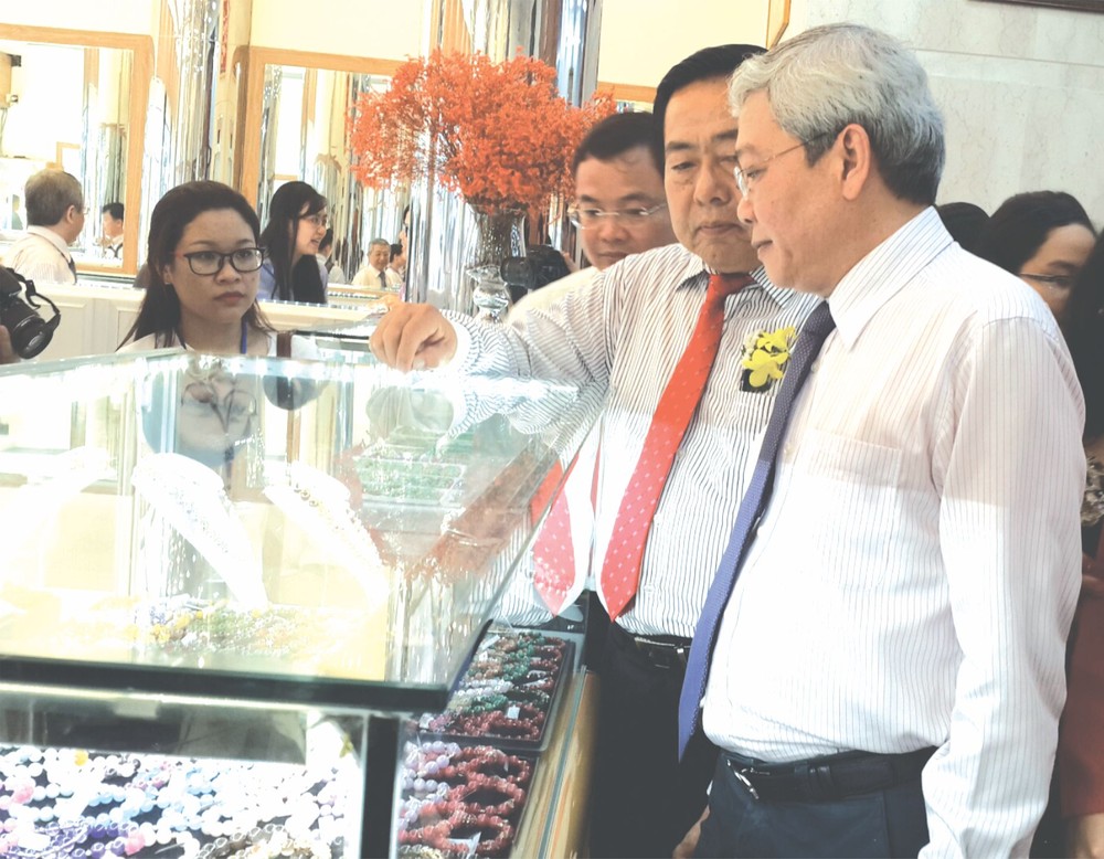 各位領導和代表參觀金銀珠寶飾品店。